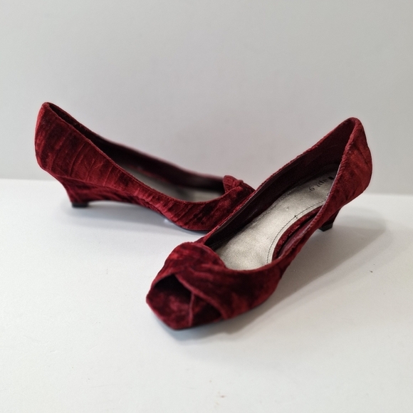 Apt. 9 Burgundy Classic Quiet Luxury Elegant Classy Velvet Peep Toe Wedges 6.5 - Picture 1 of 12